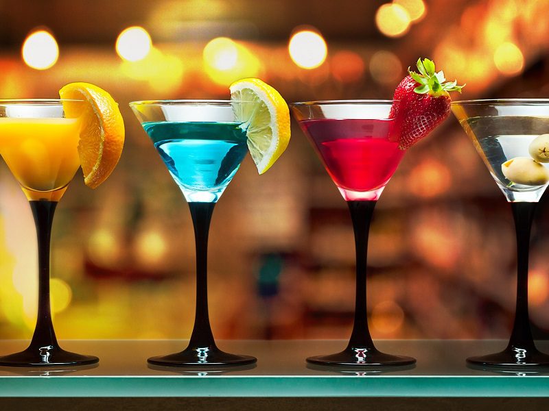 best-summer-cocktails-with-alcohol-drinks-on-bar